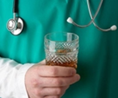 Un medico britannico su tre a rischio abuso di alcol, droghe e cibo per colpa del troppo stress