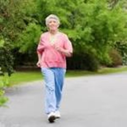 Camminare, anche poco, riduce del 41% il rischio di morte tra le donne anziane