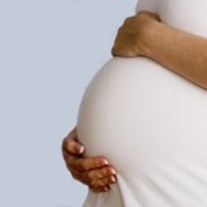 Asma in gravidanza e complicanze per madri e bambini. Studio canadese su 58mila donne