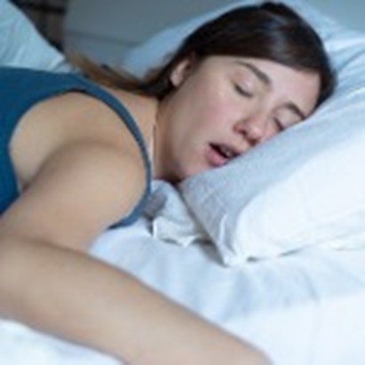 Apnea ostruttiva del sonno. Nelle donne si correla a un maggior rischio di fratture vertebrali
