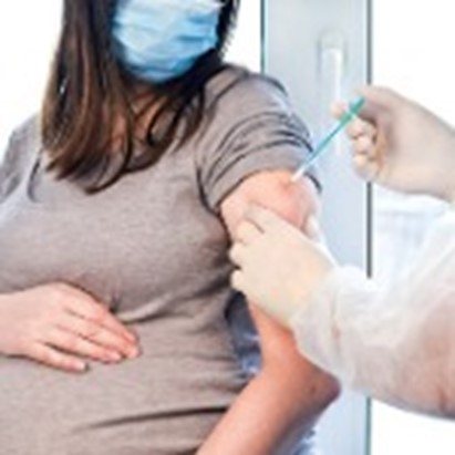 Covid. Ginecologi, neonatologi e pediatri: “Senza vaccino possibili gravi rischi anche per le donne in gravidanza e bambini”
