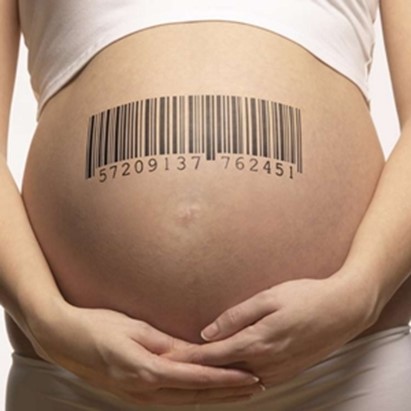 Appello di 50 lesbiche contro la maternità surrogata: “No alla mercificazione delle capacità riproduttive”