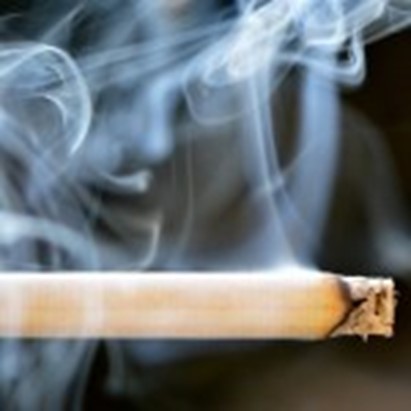 Tornano a crescere i fumatori (800mila in più dal 2019) e triplica il consumo di sigarette a tabacco riscaldato. Un fumatore su tre convinto che facciano meno male e il 75% si sente libero di fumarle in spazi chiusi. Il Report dell’Iss