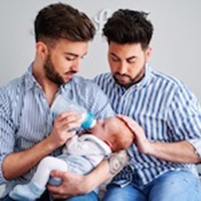 Figli coppie omosessuali/1. Consulta su maternità surrogata: “Serve riconoscimento giuridico del legame tra il bambino e la coppia che se ne prende cura”