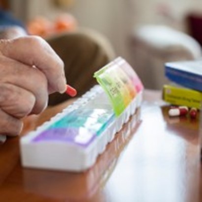 Farmaci e anziani. Italiani over 65 assumono tre dosi al giorno con una spesa media annua di 660 euro. Uomini consumano più medicinali delle donne tranne che per gli antidepressivi. Il nuovo Rapporto Aifa 