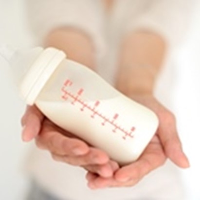 Latte artificiale. The Lancet mette all’indice le politiche di marketing dell’industria: “Informazioni scientifiche devianti e allattamento al seno stigmatizzato come ostacolo per le donne che lavorano”