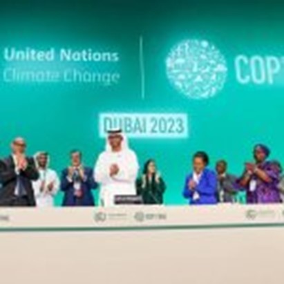 Cop28. Accordo raggiunto su “fuoriuscita” dai combustibili fissili: emissioni zero entro il 2050. Al Jaber: “Decisione storica”