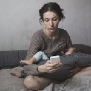 allattamento-e-smartphone